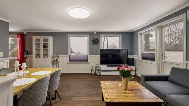 Store vindusflater som slipper inn mye lys.