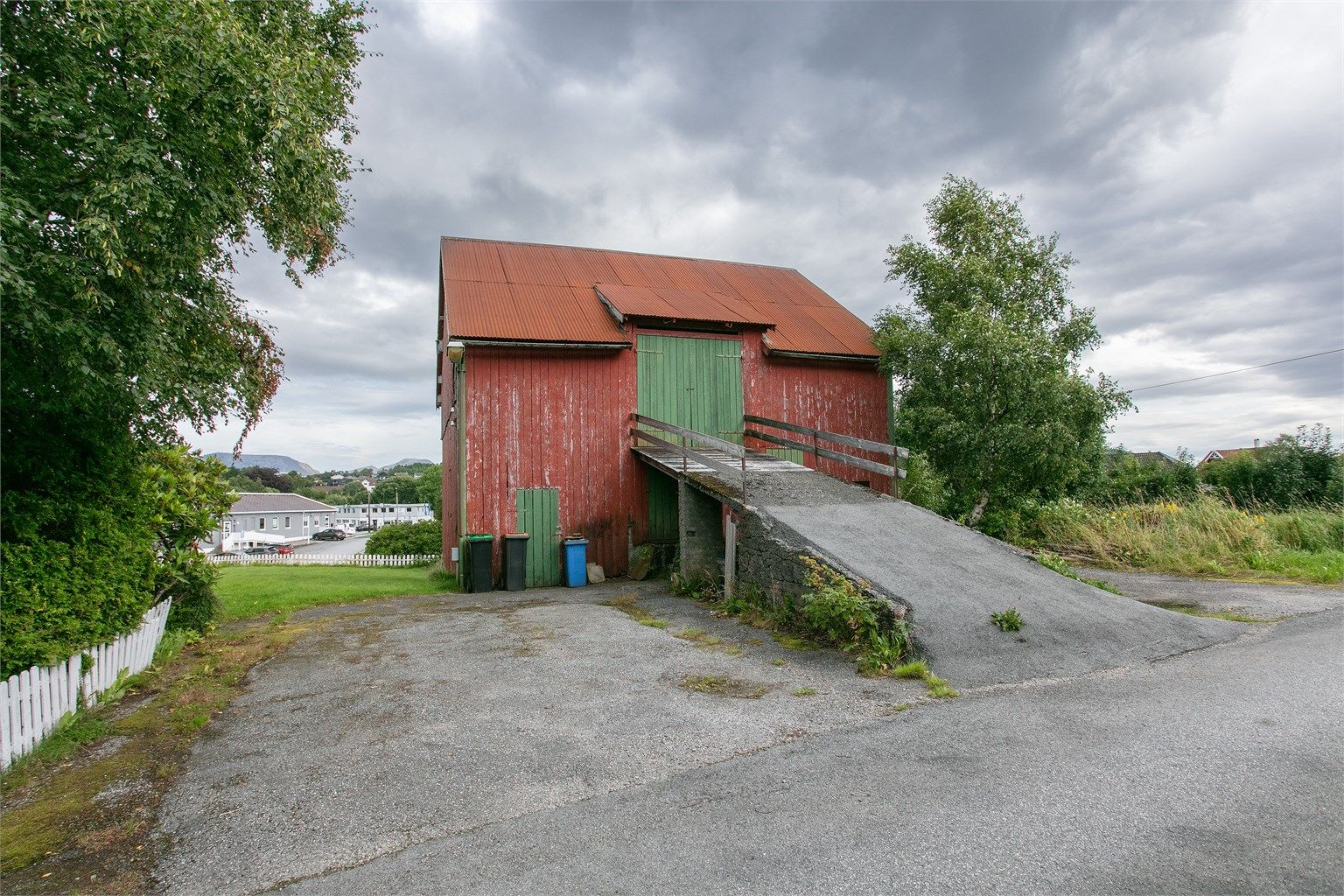 Låven har en praktisk kjørerampe for enkel adkomst.