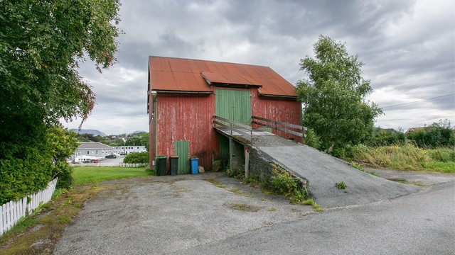 Låven har en praktisk kjørerampe for enkel adkomst.