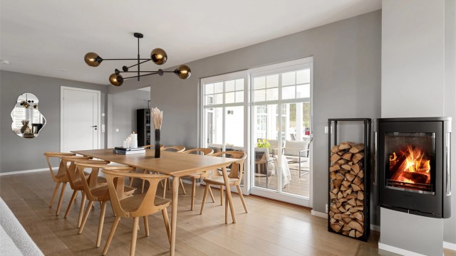 Spisestuen er en naturlig del av den åpne løsningen, perfekt for sosiale sammenkomster