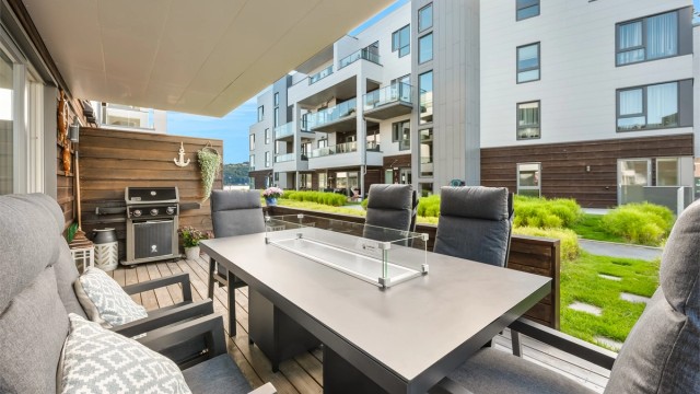 Terrasse med utvendig belysning og strømuttak.