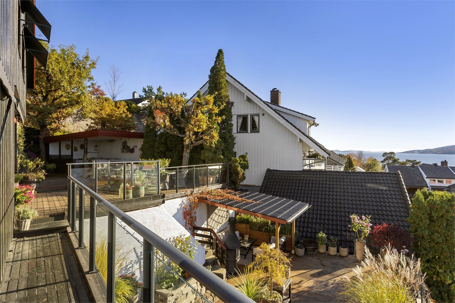 Eiendommen har et samlet terrasseareal på ca. 214 m², fordelt over flere nivåer og soner.