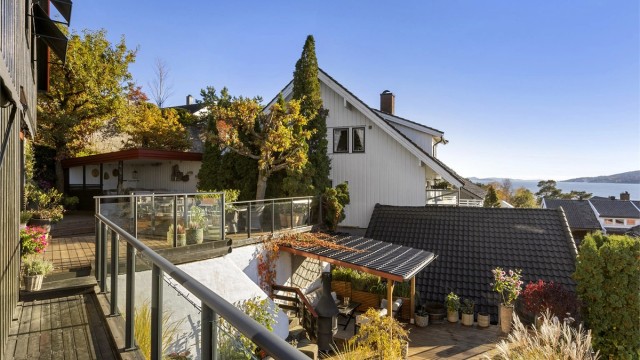 Eiendommen har et samlet terrasseareal på ca. 214 m², fordelt over flere nivåer og soner.