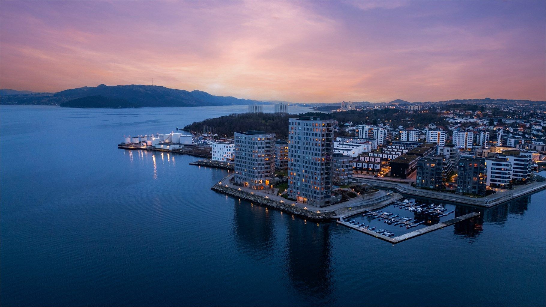 Det er heis direkte fra garasjeanlegg og opp til leilighetsetasjen. Det er 2 stk heiser i bygget. 