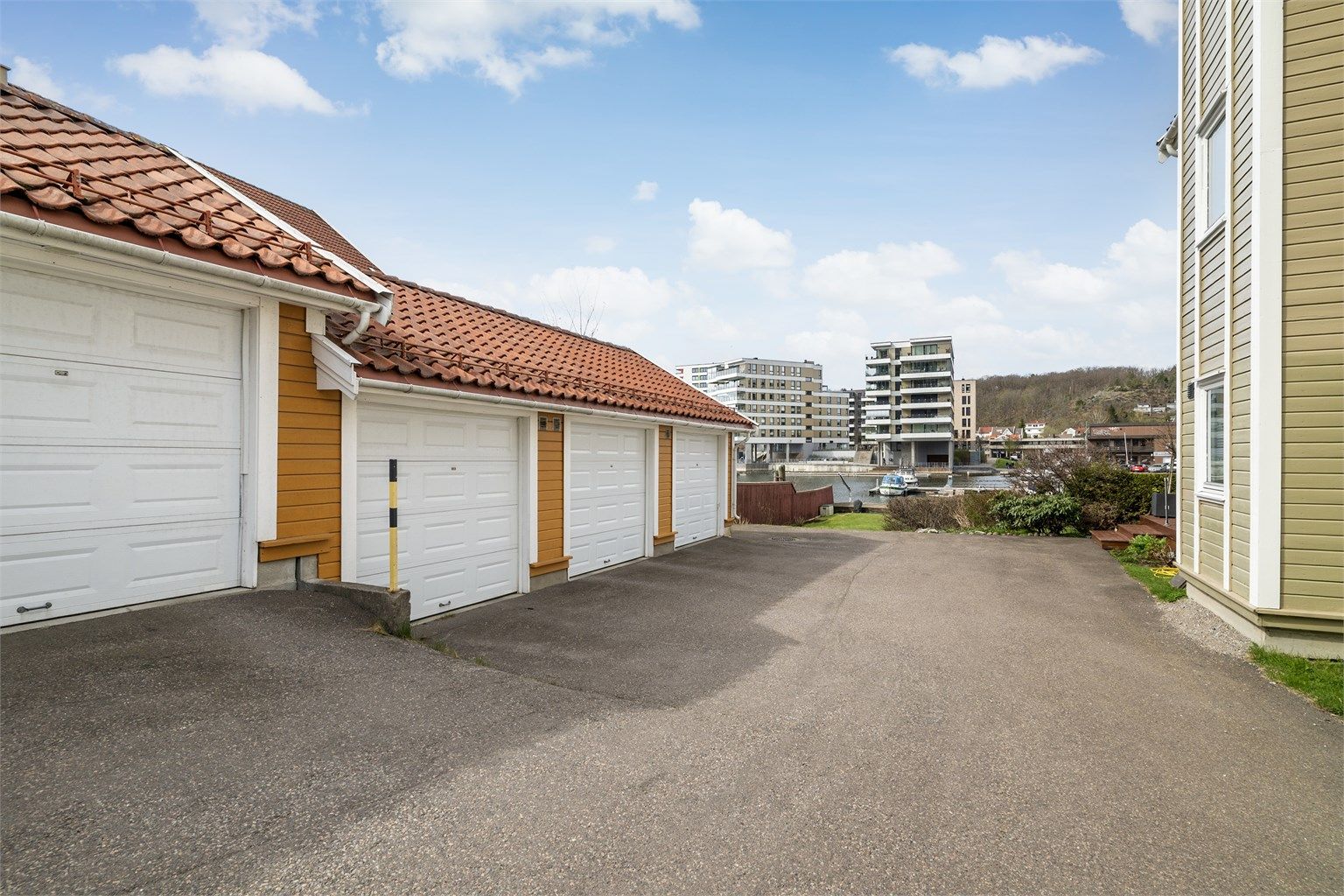 Det medfølger en garasjeplass på 17 m² i felles garasjerekke.