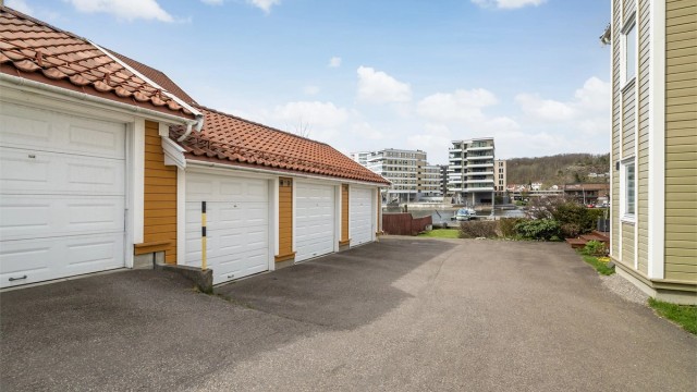 Det medfølger en garasjeplass på 17 m² i felles garasjerekke.