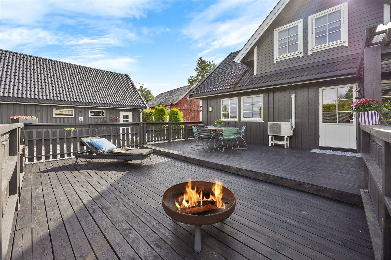 Terrassen er et flott samlingspunkt for utendørs hygge.