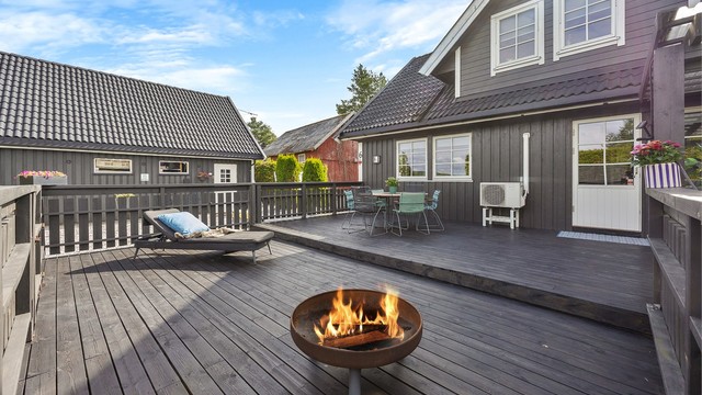 Terrassen er et flott samlingspunkt for utendørs hygge.