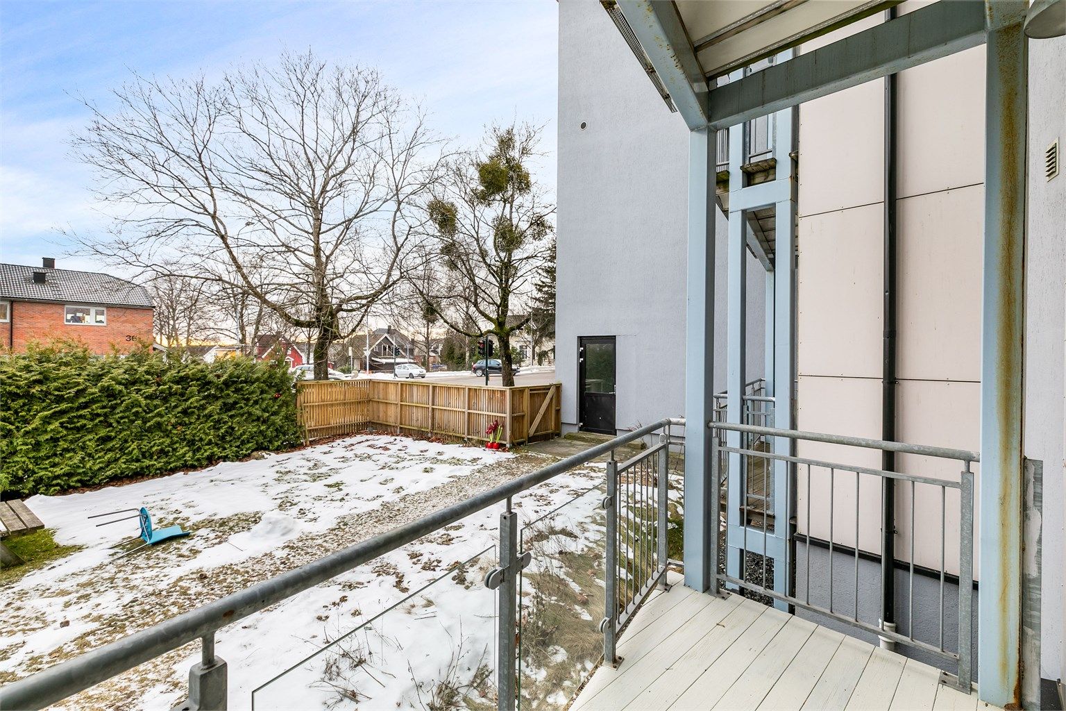 Balkongen er vendt mot syd og har gode solforhold store deler av dagen.