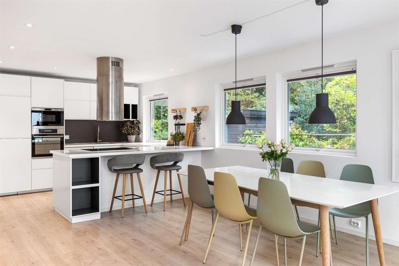 Lekkert kjøkken med spiseplass