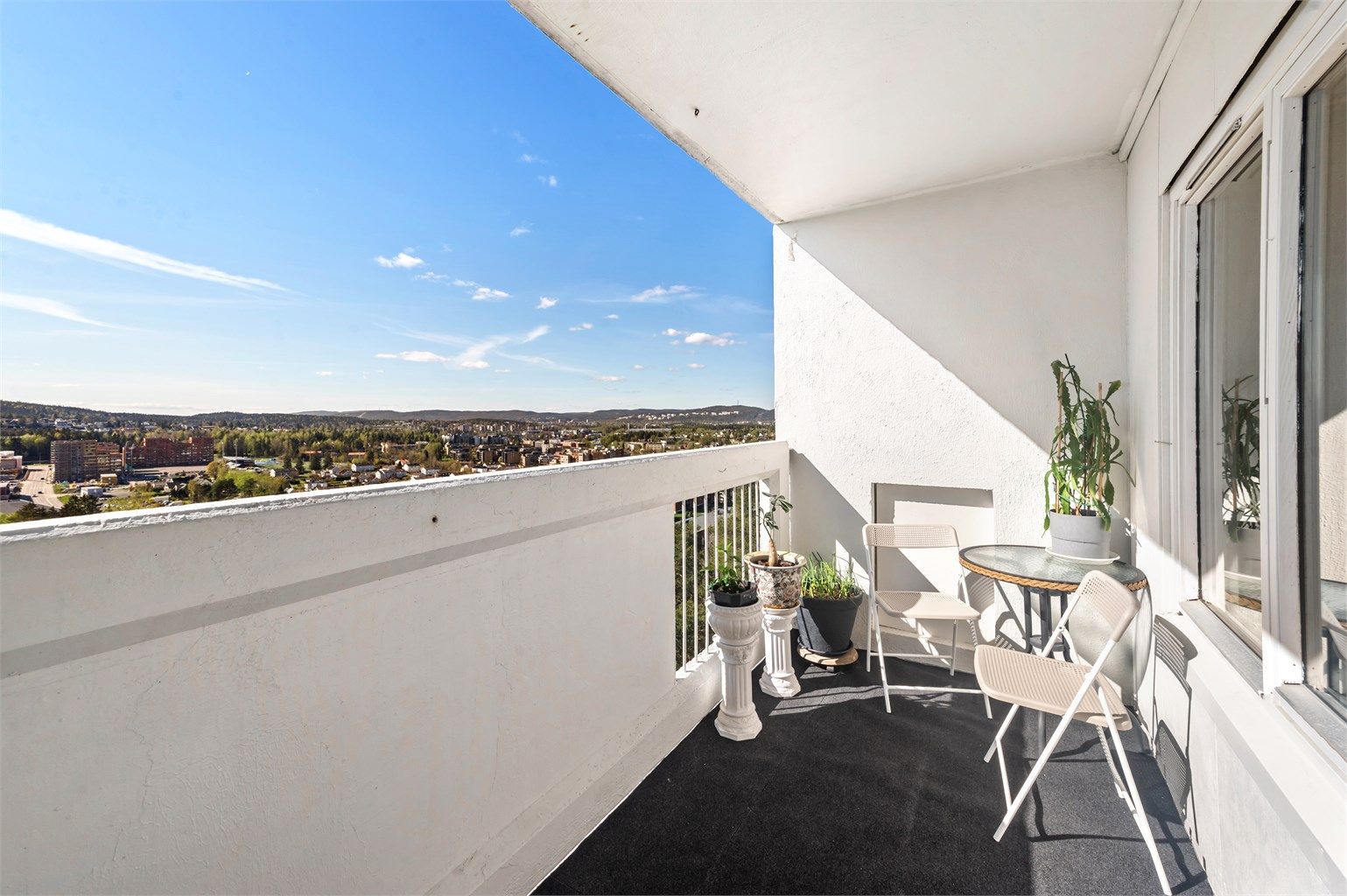 Krogsveen v/Nhut Nam Huynh har gleden av å presentere Skåreråsen 12! 