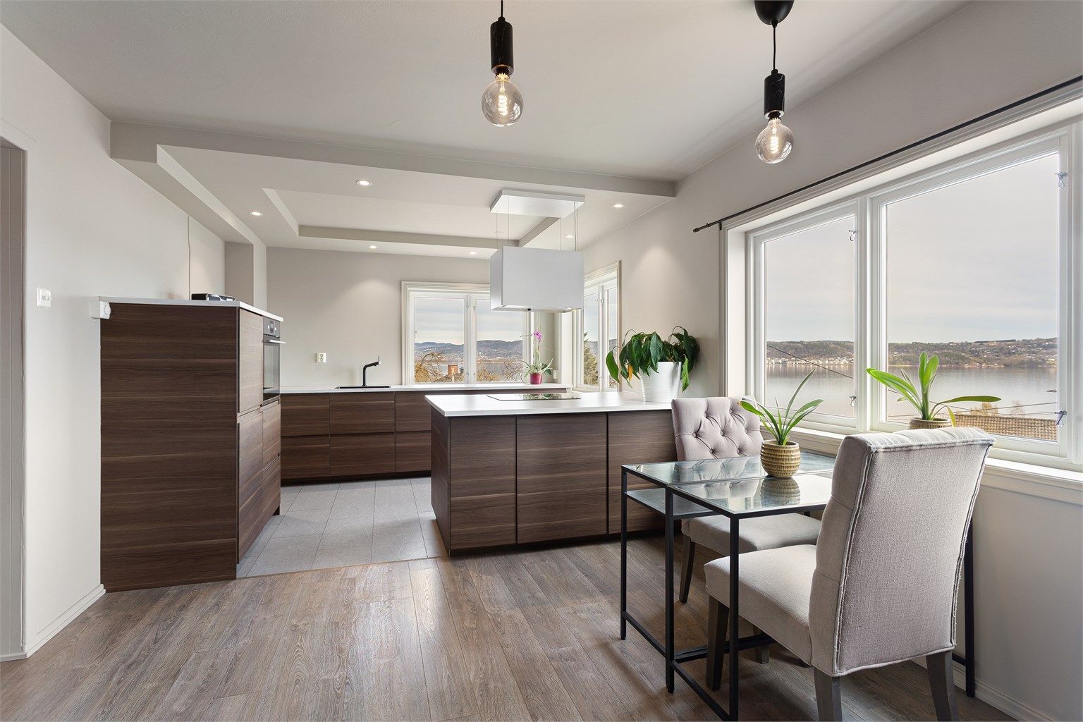 Kjøkkenet fra 2017 er i åpen løsning mot stuen, med glatte fronter og en praktisk kjøkkenhalvøy.