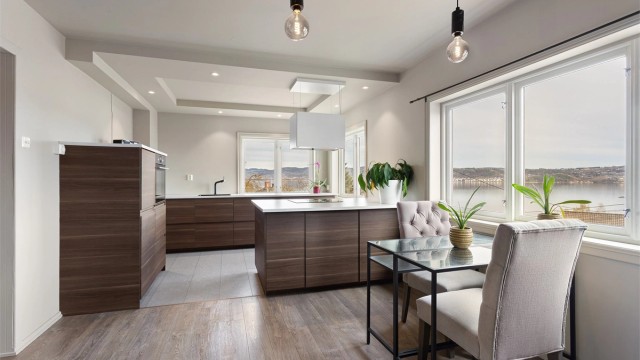 Kjøkkenet fra 2017 er i åpen løsning mot stuen, med glatte fronter og en praktisk kjøkkenhalvøy.