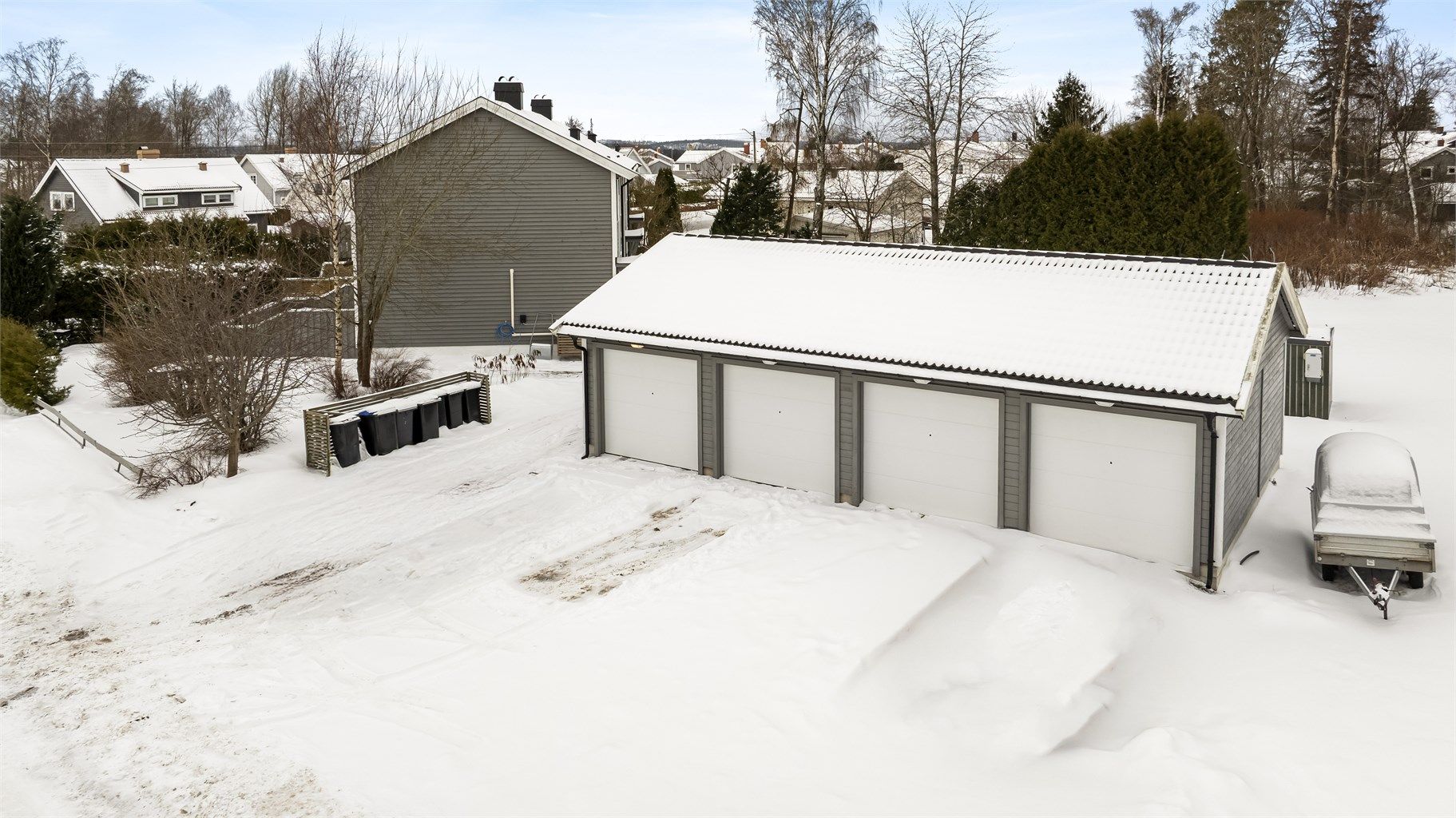 Garasje fra 2020 med elektrisk portåpner og mulighet for el-billader. 