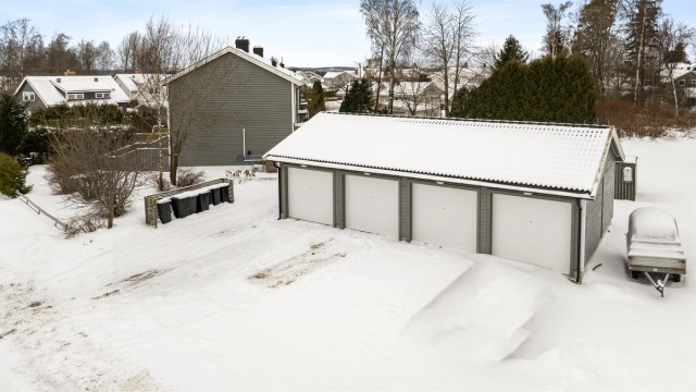 Garasje fra 2020 med elektrisk portåpner og mulighet for el-billader.