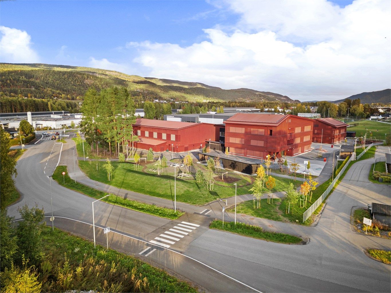 Gangavstand til flott ny barneskole med svømmehall