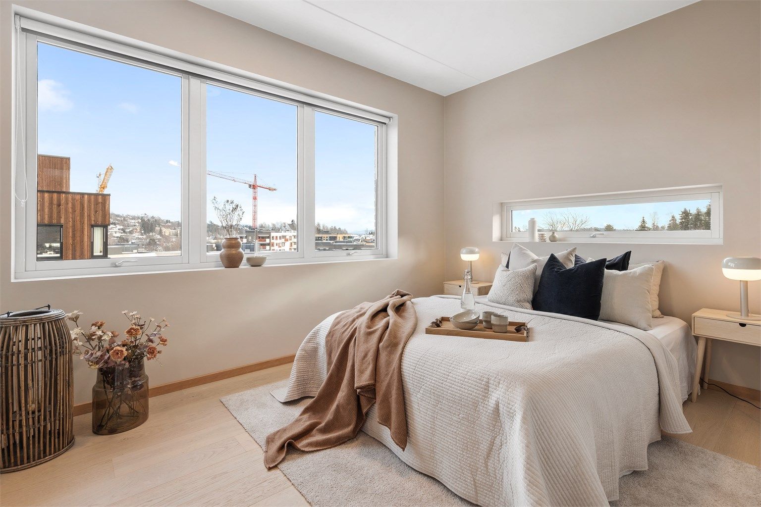 Hovedsoverommet er av god størrelse og har plass til dobbeltseng med nattbord på hver side. Hovedsoverommet har eget walk-in-closet.