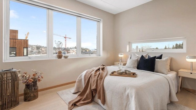 Hovedsoverommet er av god størrelse og har plass til dobbeltseng med nattbord på hver side. Hovedsoverommet har eget walk-in-closet.