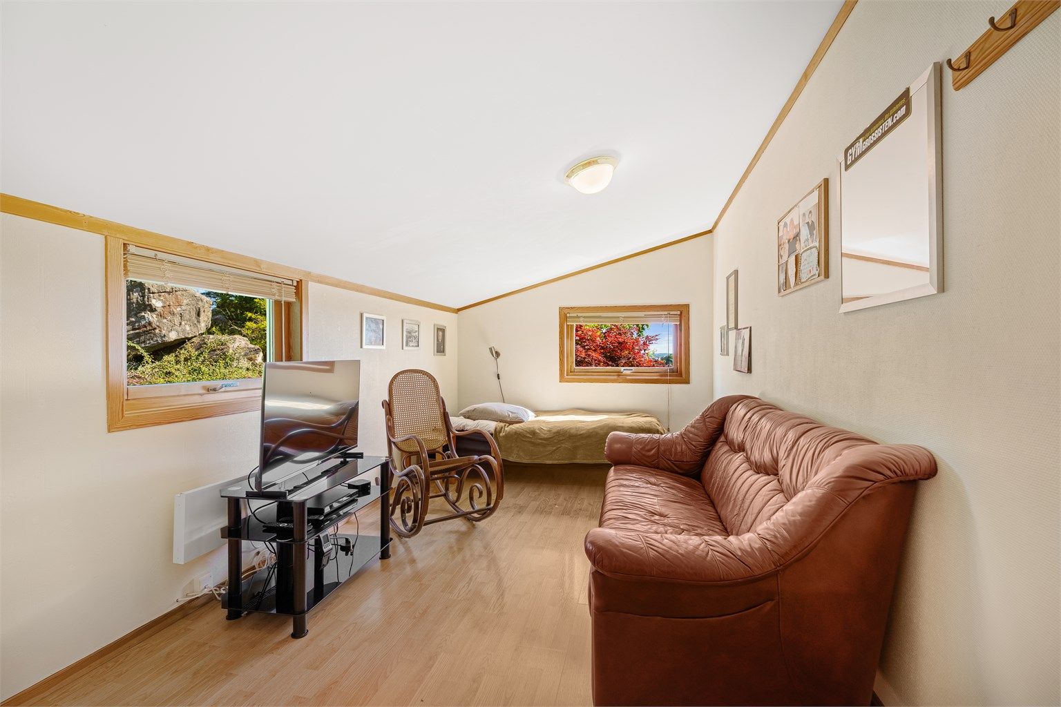 Soverom som er en del av tilbygget til huset fra 2001. God plass til seng og annet møblement. 