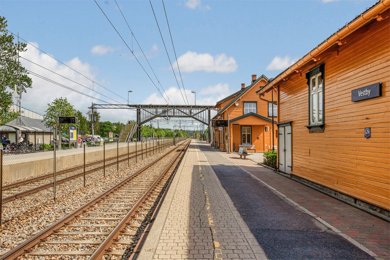 Vestby stasjon er et knutepunkt for pendlere, med hyppige avganger mot Oslo og Moss.