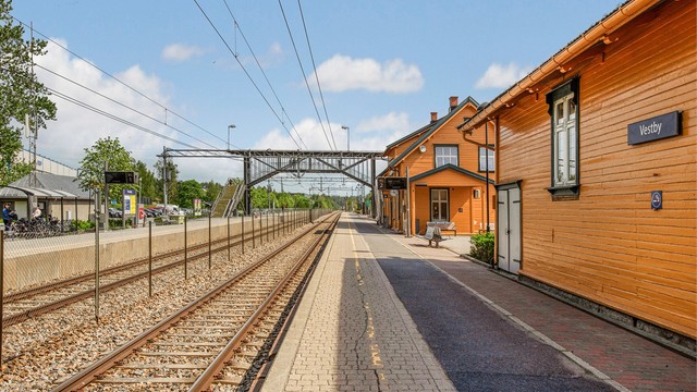 Vestby stasjon er et knutepunkt for pendlere, med hyppige avganger mot Oslo og Moss.