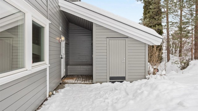 Adkomstvei til boligens overbygde inngangsparti i 1. etasje