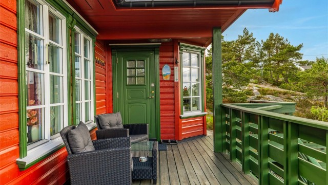 Verandaen strekker seg rundt hytta og vender mot øst, syd og vest. Her ved inngangspartiet som er overbygget.