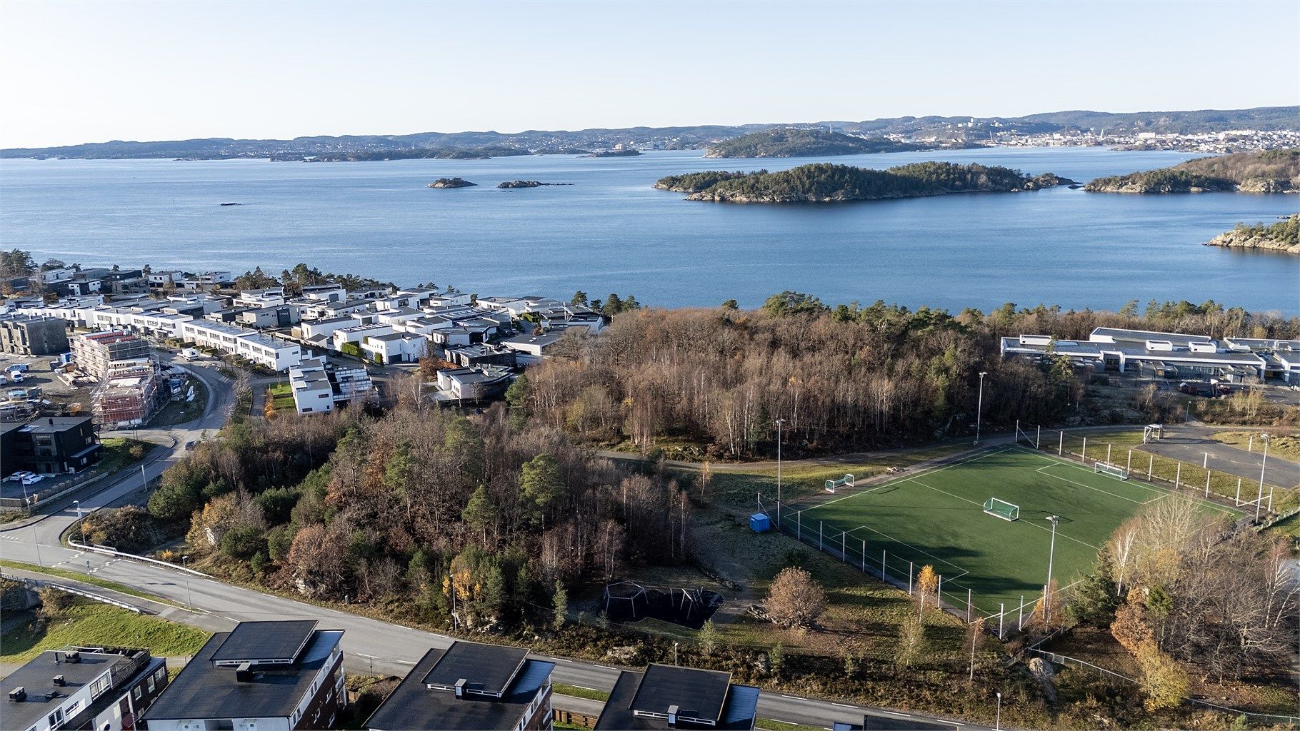 Kort avstand til gressbane, basketbane og badeplasser