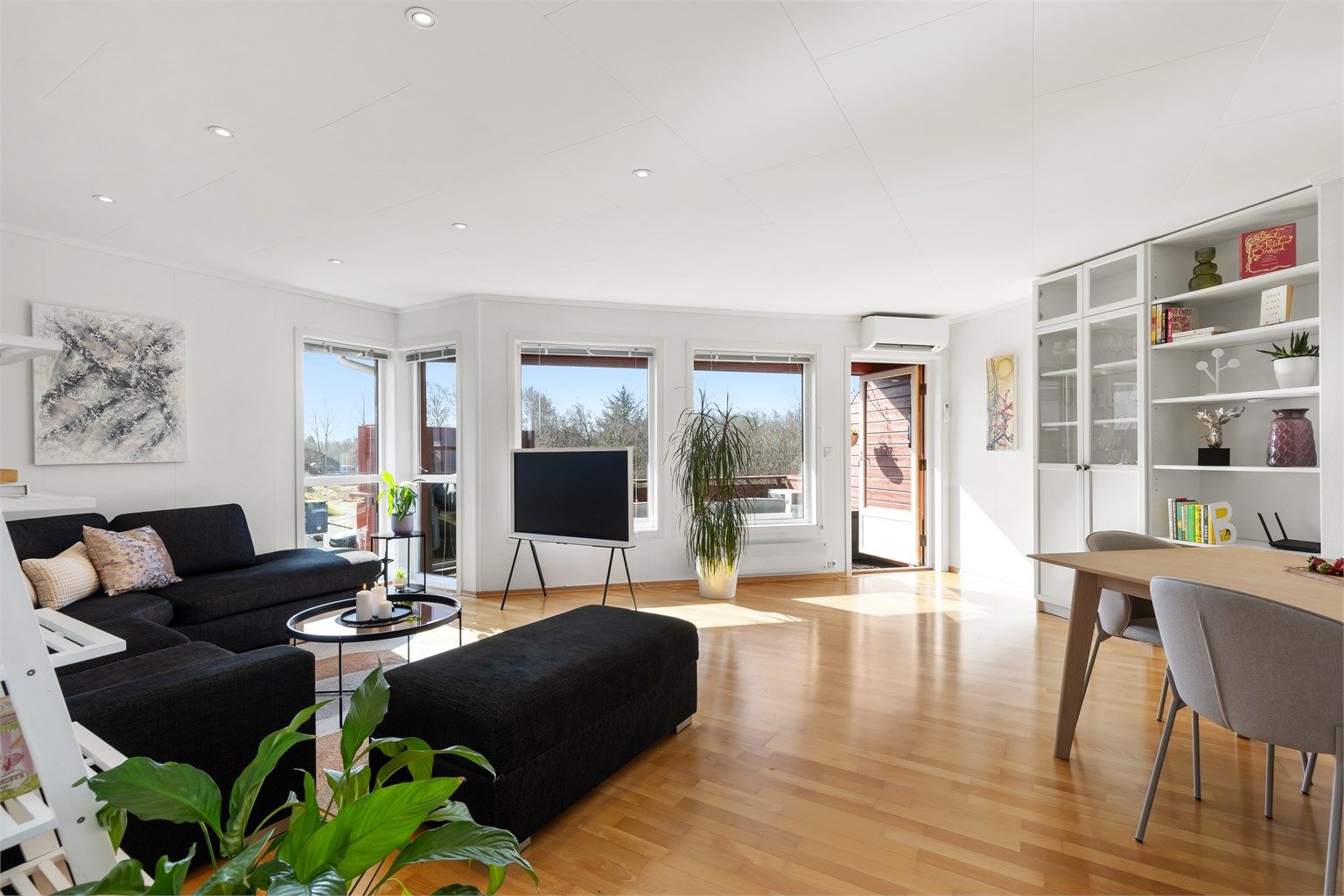 Lys og romslig stue.