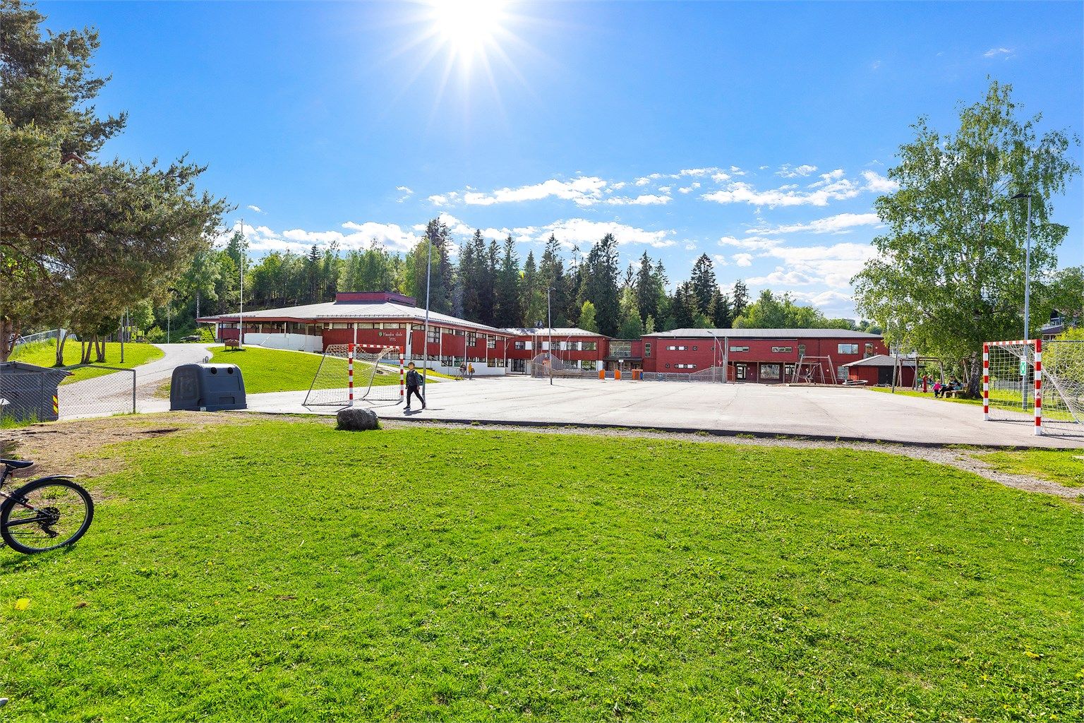 Hauglia skole (1.–4. trinn) ligger kun en kort spasertur på ca. ni minutter unna.