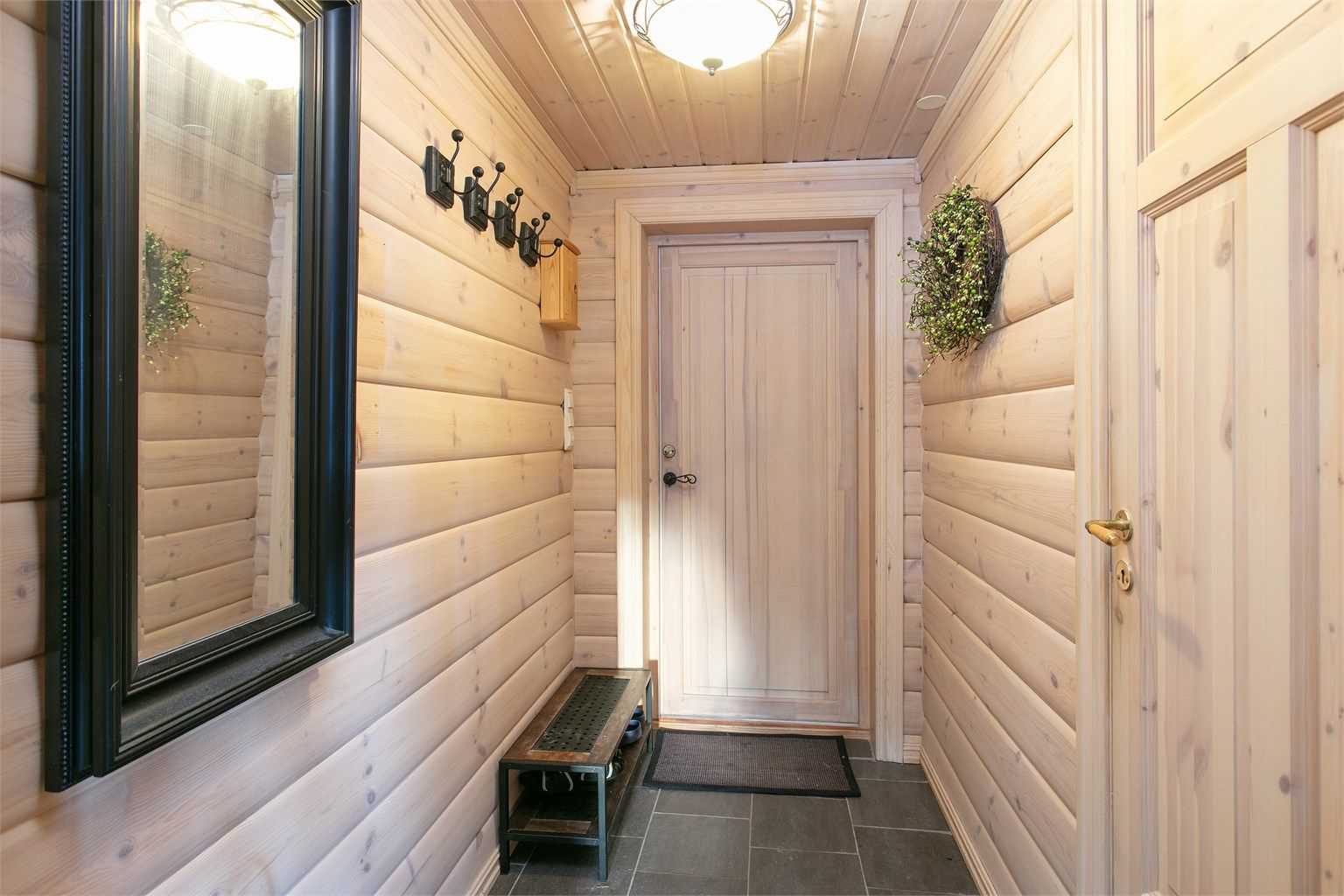 Entre med flislagt gulv med gulvvarme 