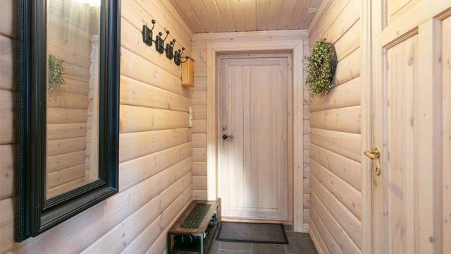 Entre med flislagt gulv med gulvvarme