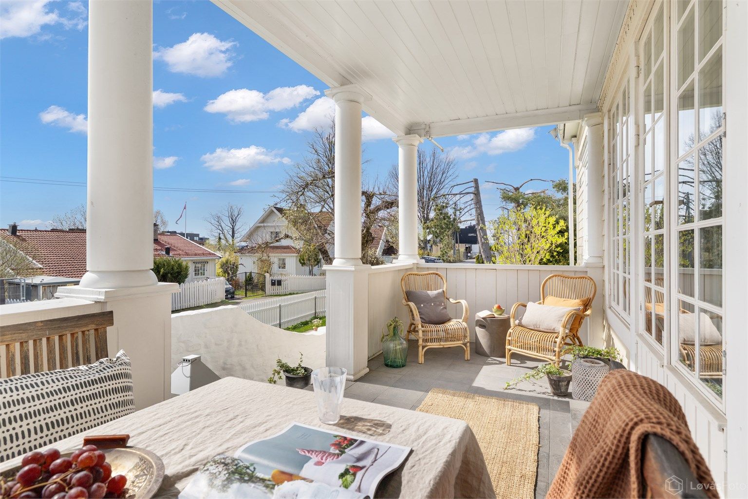 Sydvendt og overbygget terrasse med trapp ned til den store hagen