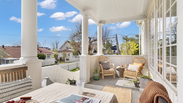 Sydvendt og overbygget terrasse med trapp ned til den store hagen