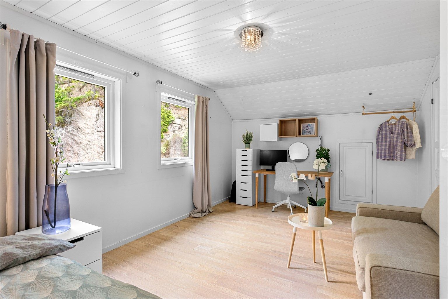 Rommet har også en fin krok for en arbeidsplass, og praktisk tilgang til lagringsplass i knevegg. Rommet er ikke bruksendret/omsøkt.