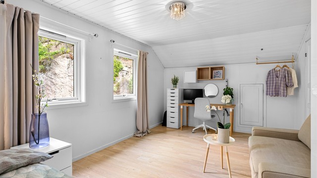 Rommet har også en fin krok for en arbeidsplass, og praktisk tilgang til lagringsplass i knevegg. Rommet er ikke bruksendret/omsøkt.