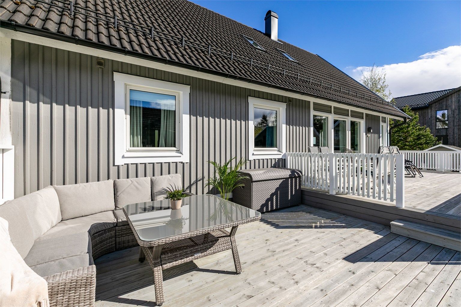 Den store terrassen kan utnyttes med flere ulike sittegrupper og gir familien mye boltreplass i helt egne omgivelser utendørs.