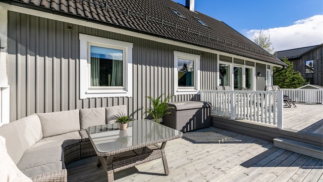 Den store terrassen kan utnyttes med flere ulike sittegrupper og gir familien mye boltreplass i helt egne omgivelser utendørs.
