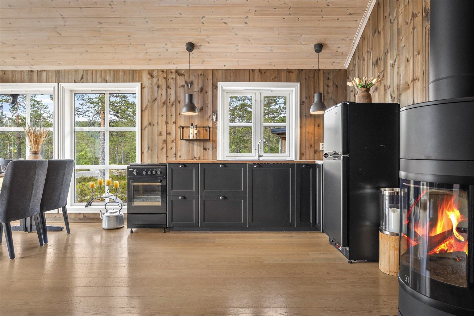 Svart IKEA kjøkkeninnredning med profilerte fronter og benkeplater av laminert heltre.