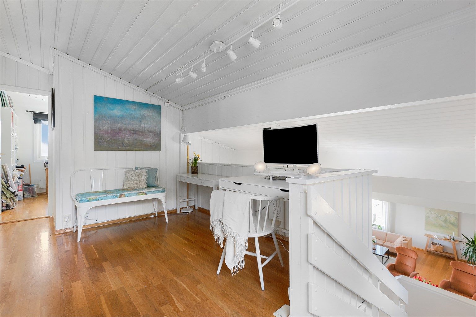 På toppen av trappen åpner det seg et lyst areal som er ideelt for en kontorplass.