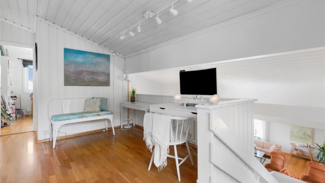 På toppen av trappen åpner det seg et lyst areal som er ideelt for en kontorplass.