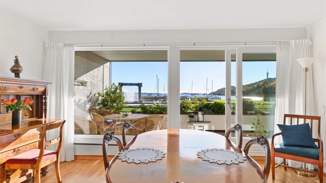 Velkommen til Strandpromenaden 9 – en lun og trivelig leilighet med grønne omgivelser og sjøen like ved.