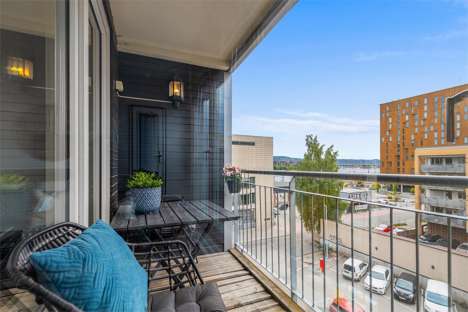 Overbygget sydøstvendt balkong på ca. 3 kvm