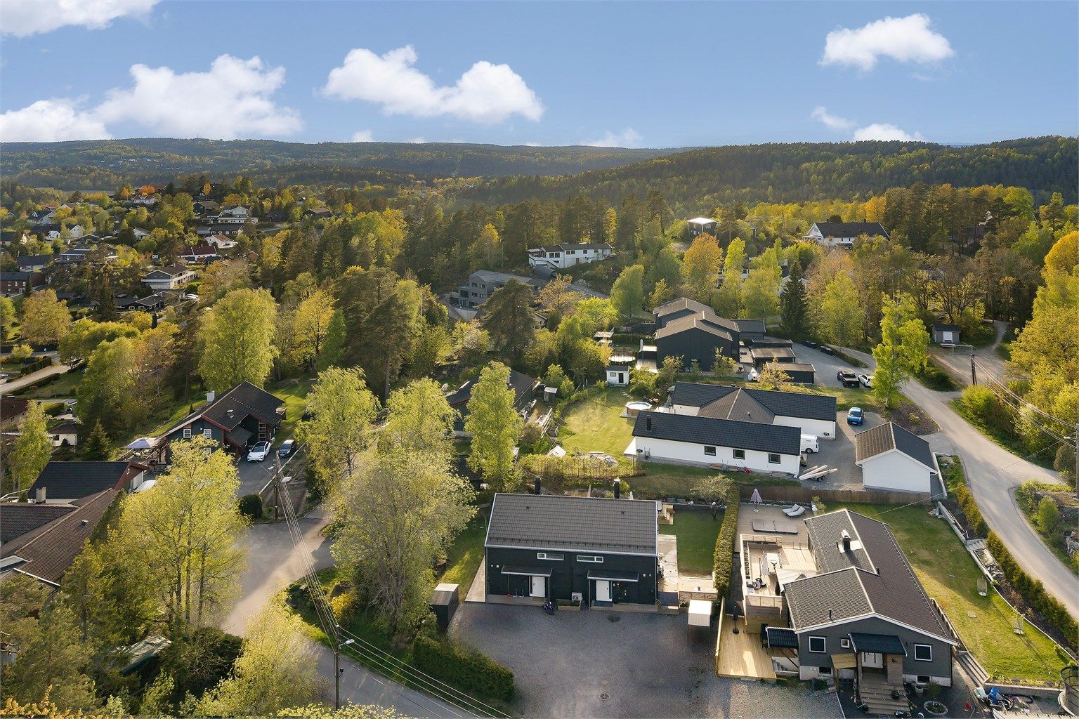 Boligen ligger i et etablert og barnevennlig boligområde på Sjøskogen.