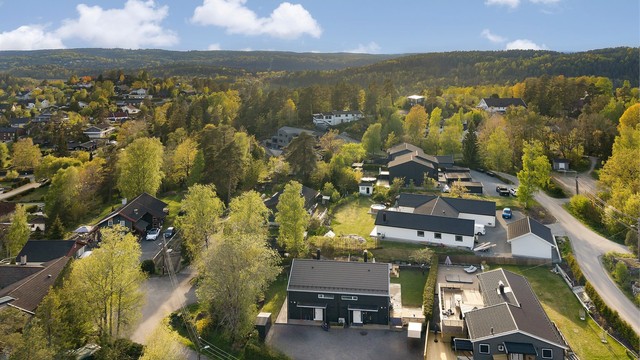 Boligen ligger i et etablert og barnevennlig boligområde på Sjøskogen.
