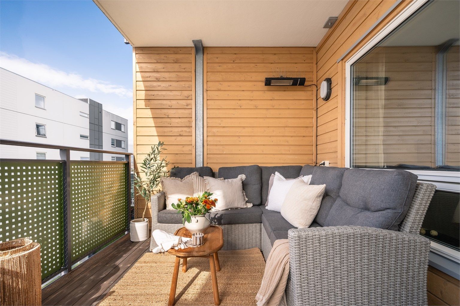  Leiligheten har en sydvestvendt balkong på 9 m². Selger opplyser om særdeles gode solforhold med sol fra ca 12-21 på sommerstid.