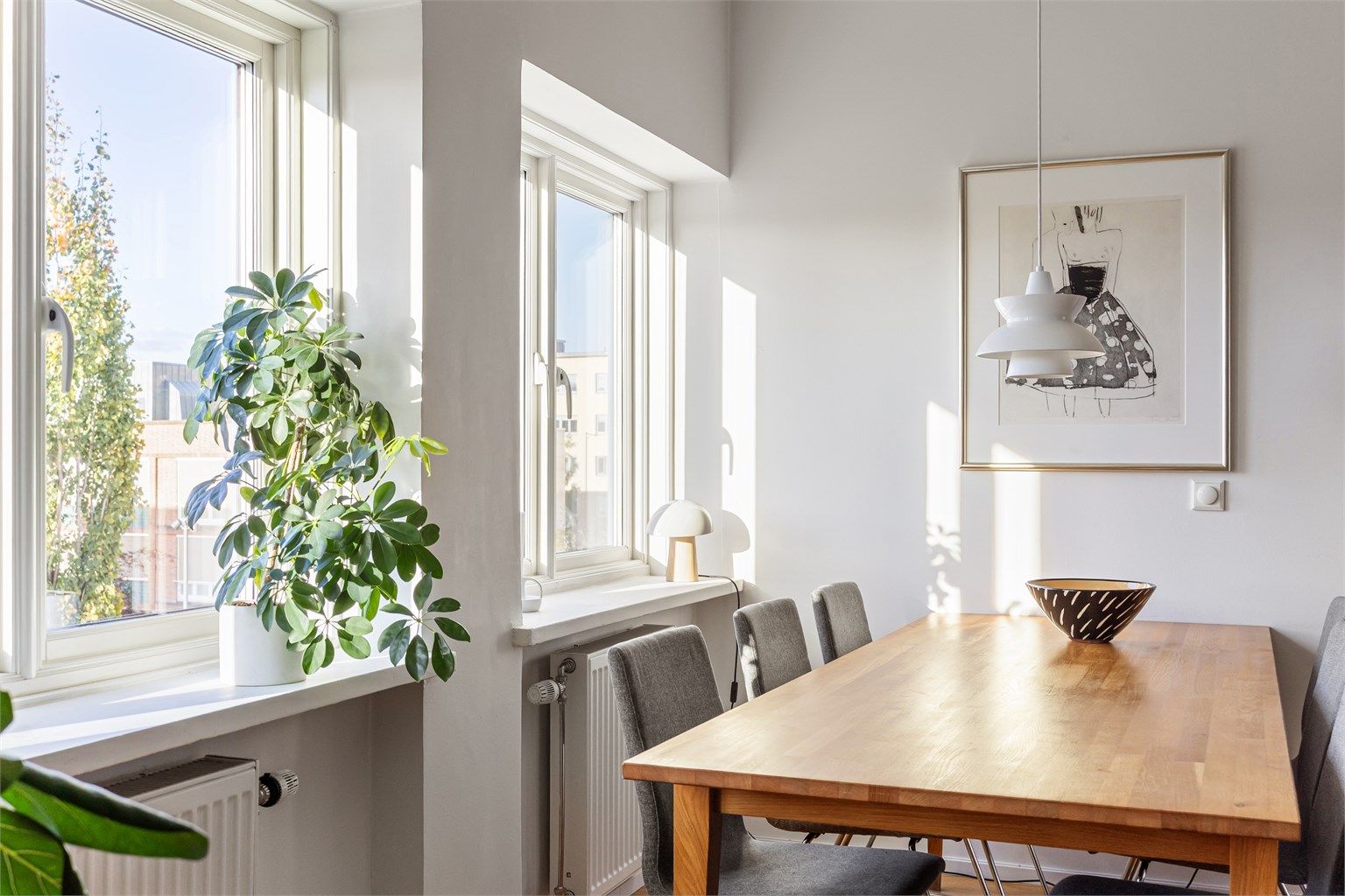 Brede vindusflater med trelags energiglass slipper rikelig med dagslys og fin ettermiddagssol inn i oppholdsrommet, samtidig som de holder på varmen og stenger byens lyder ute.