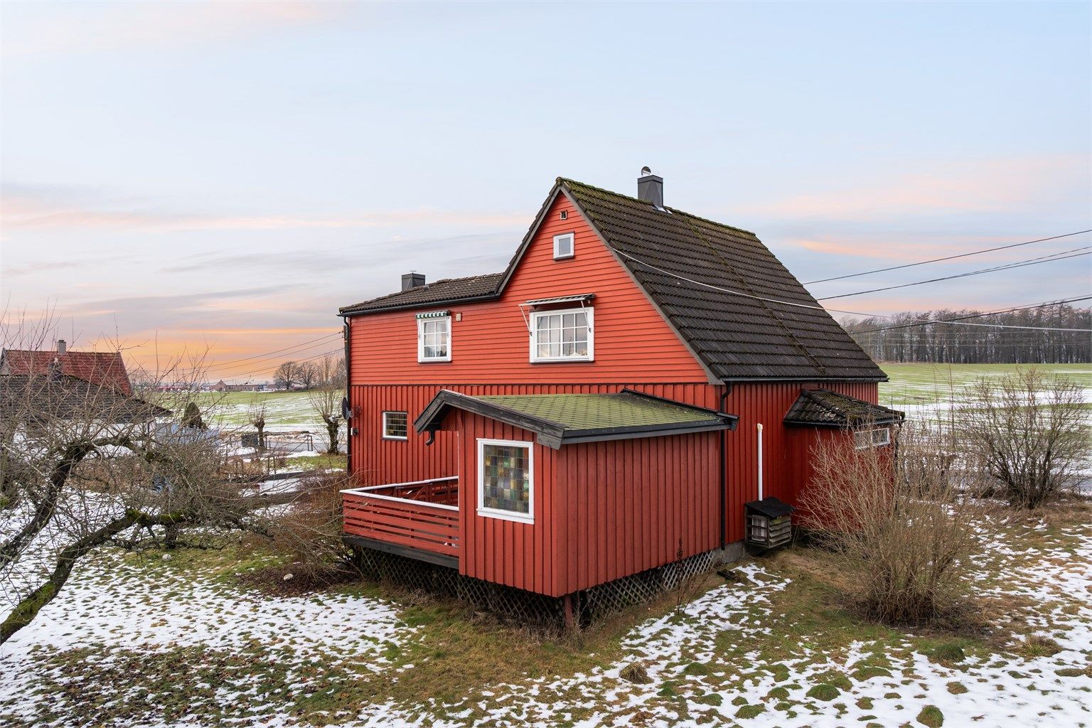 Eneboligen ble oppført i 1923 og har i senere år vært benyttet som en horisontaldelt tomannsbolig. Vedlikehold og oppgraderinger bør påregnes.
Fotograf; Kristoffer Kristiansen.