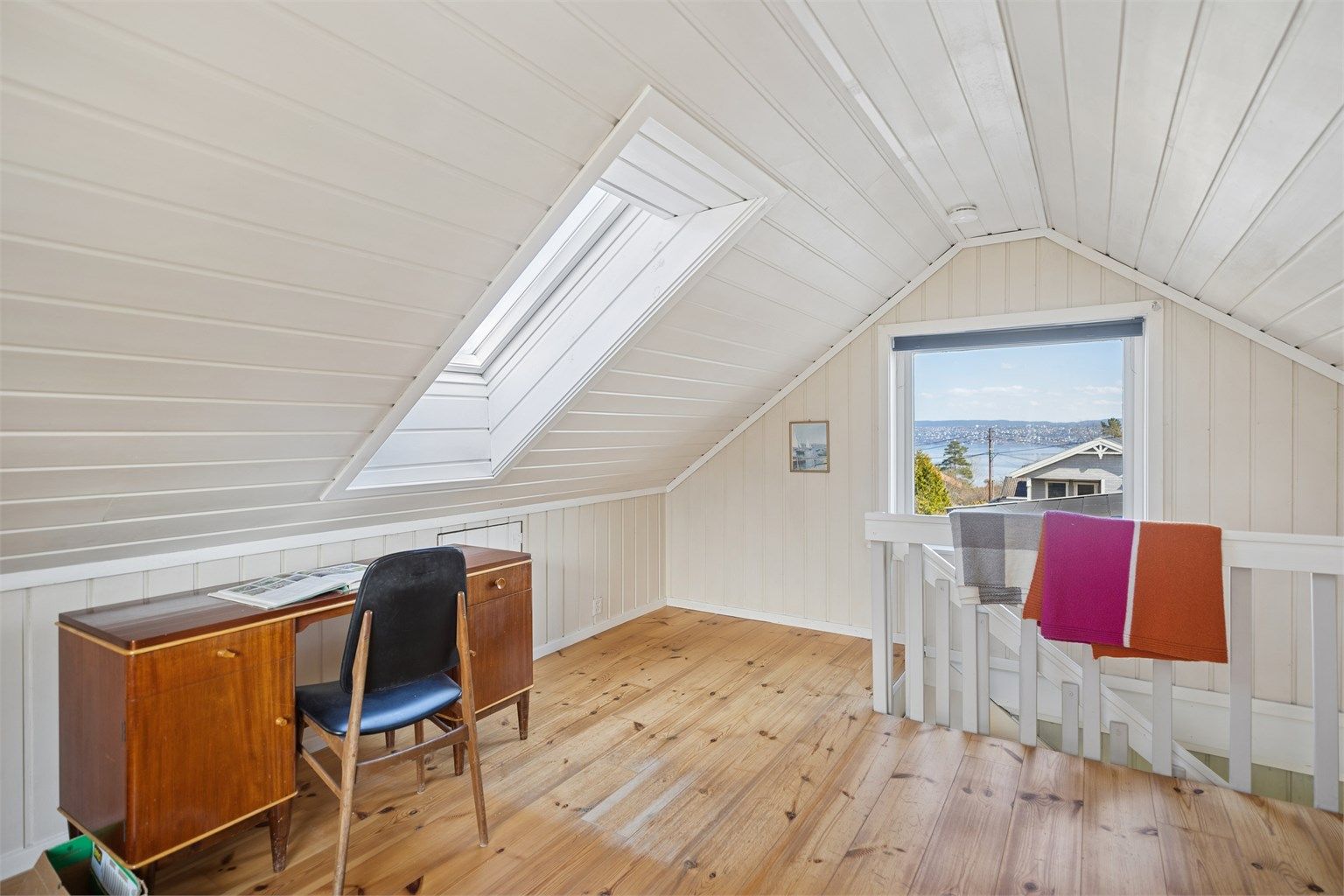 Boligen har også en lys og trivelig loftstue med takvinduer som gir godt gjennomlys og en behagelig atmosfære. Loftstuen er ikke godkjent til varig opphold.