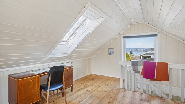 Boligen har også en lys og trivelig loftstue med takvinduer som gir godt gjennomlys og en behagelig atmosfære. Loftstuen er ikke godkjent til varig opphold.